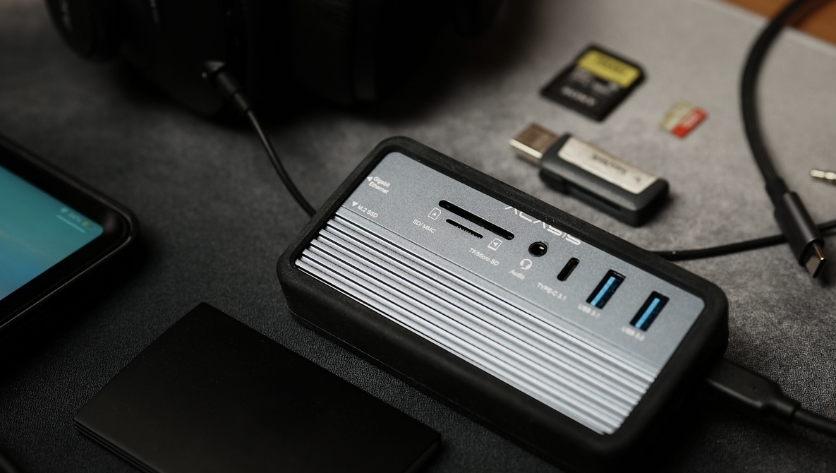 This USB-C Hub From Acasis Has a Hidden Benefit That On-The-Go Photographers Will Love